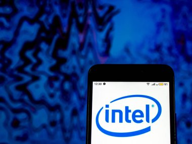 Kiev, Ukrayna - 11 Aralık 2018: Intel şirket logosu üretim yarı iletken akıllı telefon görüntülenen gördüm.