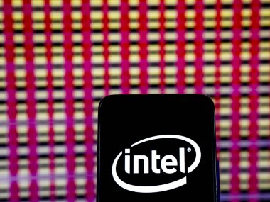 Kiev, Ukrayna - 11 Aralık 2018: Intel şirket logosu üretim yarı iletken akıllı telefon görüntülenen gördüm.