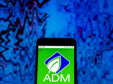  Kiev, Ukrayna - 11 Aralık 2018: Archer Daniels Midland gıda işleme şirket logosu akıllı telefon görüntülenen gördüm.