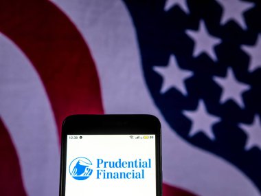 Kiev, Ukrayna - 11 Aralık 2018: Prudential Finans Sigorta şirket logosu akıllı telefon görüntülenen gördüm.
