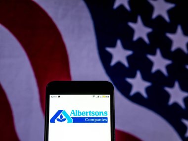 Kiev, Ukrayna - 11 Aralık 2018: Albertsons bakkal şirket logosu akıllı telefon görüntülenen gördüm.