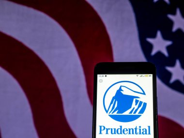 Kiev, Ukrayna - 11 Aralık 2018: Prudential Finans Sigorta şirket logosu akıllı telefon görüntülenen gördüm.