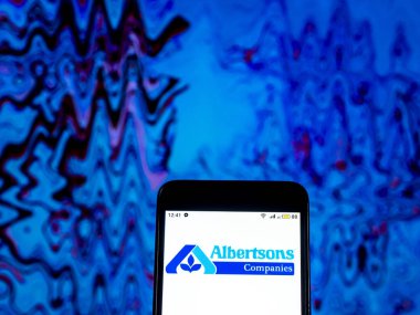 Kiev, Ukrayna - 11 Aralık 2018: Albertsons bakkal şirket logosu akıllı telefon görüntülenen gördüm.