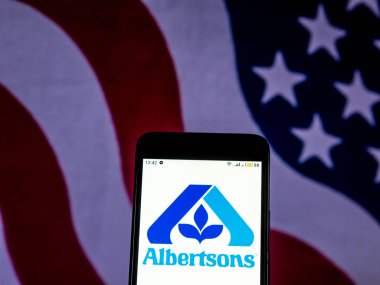 Kiev, Ukrayna - 11 Aralık 2018: Albertsons bakkal şirket logosu akıllı telefon görüntülenen gördüm.