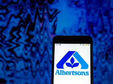 Kiev, Ukrayna - 11 Aralık 2018: Albertsons bakkal şirket logosu akıllı telefon görüntülenen gördüm.