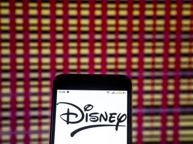 Kiev, Ukrayna - 11 Aralık 2018: Walt Disney Company kitle medya şirket logosu akıllı telefon görüntülenen gördüm.