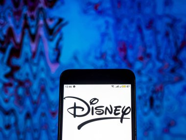Kiev, Ukrayna - 11 Aralık 2018: Walt Disney Company kitle medya şirket logosu akıllı telefon görüntülenen gördüm.