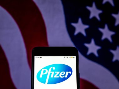 Kiev, Ukrayna - 11 Aralık 2018: Pfizer İlaç şirket logosu akıllı telefon görüntülenen gördüm.