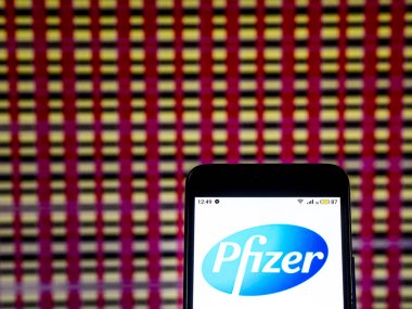 Kiev, Ukrayna - 11 Aralık 2018: Pfizer İlaç şirket logosu akıllı telefon görüntülenen gördüm.