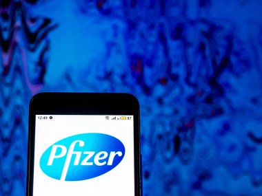 Kiev, Ukrayna - 11 Aralık 2018: Pfizer İlaç şirket logosu akıllı telefon görüntülenen gördüm.