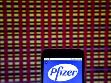 Kiev, Ukrayna - 11 Aralık 2018: Pfizer İlaç şirket logosu akıllı telefon görüntülenen gördüm.