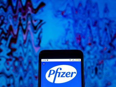 Kiev, Ukrayna - 11 Aralık 2018: Pfizer İlaç şirket logosu akıllı telefon görüntülenen gördüm.