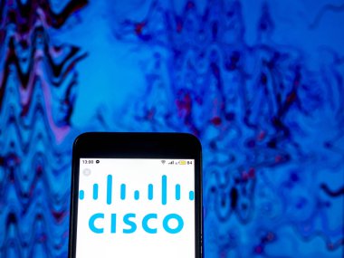 Kiev, Ukrayna - 11 Aralık 2018: Donanım şirket logosu Cisco Systems Networking akıllı telefon görüntülenen gördüm.