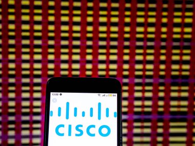 Kiev, Ukrayna - 11 Aralık 2018: Donanım şirket logosu Cisco Systems Networking akıllı telefon görüntülenen gördüm.