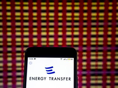 Kiev, Ukrayna - 11 Aralık 2018: Enerji Transfer ortaklar şirket logosu akıllı telefon görüntülenen gördüm.