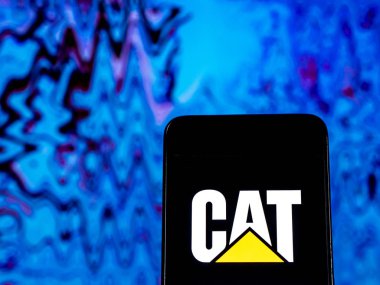 Kiev, Ukrayna - 11 Aralık 2018: Caterpillar Inc. inşaat makine ve Ekipmanları Şirket logosu akıllı telefon görüntülenen gördün mü.