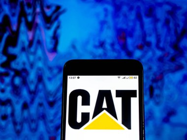 Kiev, Ukrayna - 11 Aralık 2018: Caterpillar Inc. inşaat makine ve Ekipmanları Şirket logosu akıllı telefon görüntülenen gördün mü.