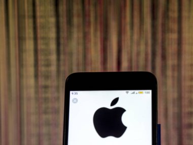 Kiev, Ukrayna - 10 Aralık 2018: Apple teknolojisi şirket logosu akıllı telefon görüntülenen gördüm. 