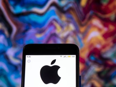Kiev, Ukrayna - 10 Aralık 2018: Apple teknolojisi şirket logosu akıllı telefon görüntülenen gördüm. 