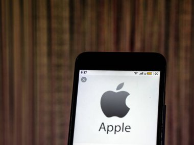 Kiev, Ukrayna - 10 Aralık 2018: Apple teknolojisi şirket logosu akıllı telefon görüntülenen gördüm. 