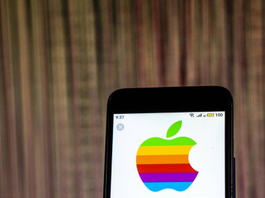 Kiev, Ukrayna - 10 Aralık 2018: Apple teknolojisi şirket logosu akıllı telefon görüntülenen gördüm. 