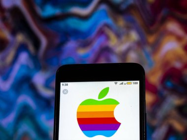 Kiev, Ukrayna - 10 Aralık 2018: Apple teknolojisi şirket logosu akıllı telefon görüntülenen gördüm. 