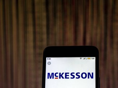 Kiev, Ukrayna - 10 Aralık 2018: Dışında Corporation sağlık bakım şirket logosu akıllı telefon görüntülenen gördüm. 