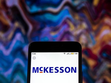 Kiev, Ukrayna - 10 Aralık 2018: Dışında Corporation sağlık bakım şirket logosu akıllı telefon görüntülenen gördüm. 