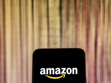 Kiev, Ukrayna - 10 Aralık 2018: Amazon.com elektronik ticaret Şirket logosu akıllı telefon görüntülenen gördüm. 