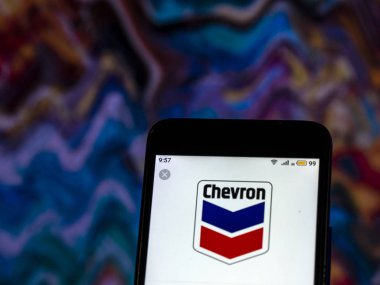 Kiev, Ukrayna - 10 Aralık 2018: Chevron Corporation petrol sanayi şirket logosu akıllı telefon görüntülenen gördüm. 