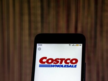 Kiev, Ukrayna - 10 Aralık 2018: Costco perakende şirket logosu akıllı telefon görüntülenen gördüm. 