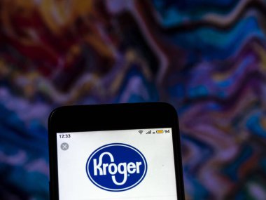 Kiev, Ukrayna - 10 Aralık 2018: Kroger perakende şirket logosu akıllı telefon görüntülenen gördüm. 