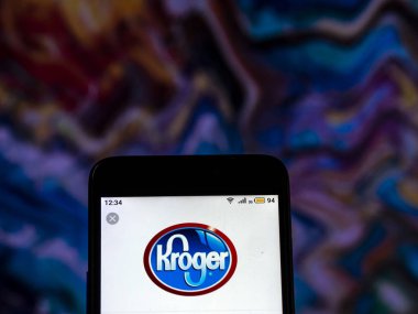 Kiev, Ukrayna - 10 Aralık 2018: Kroger perakende şirket logosu akıllı telefon görüntülenen gördüm. 