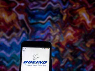 Kiev, Ukrayna - 10 Aralık 2018: Boeing uçak şirket logosu üretim akıllı telefon görüntülenen gördüm. 