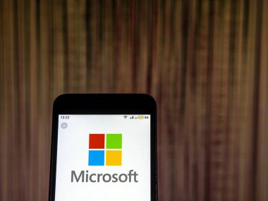 Kiev, Ukrayna - 10 Aralık 2018: Microsoft Corporation teknoloji şirket logosu akıllı telefon görüntülenen gördüm. 