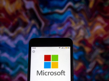 Kiev, Ukrayna - 10 Aralık 2018: Microsoft Corporation teknoloji şirket logosu akıllı telefon görüntülenen gördüm. 