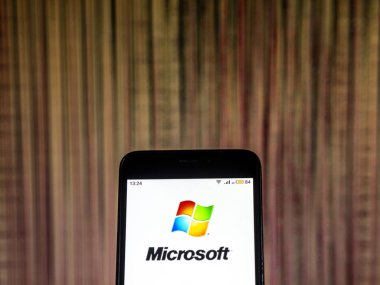 Kiev, Ukrayna - 10 Aralık 2018: Microsoft Corporation teknoloji şirket logosu akıllı telefon görüntülenen gördüm. 