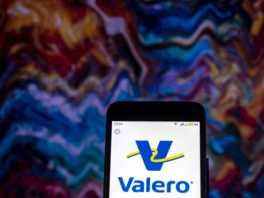 Kiev, Ukrayna - 10 Aralık 2018: Valero enerji şirket logosu akıllı telefon görüntülenen gördüm. 
