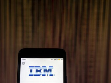 Kiev, Ukrayna - 10 Aralık 2018: Ibm bilgisayar şirket logosu üretim akıllı telefon görüntülenen gördüm. 