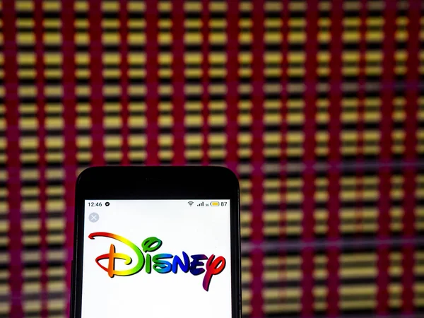 Kiev, Ukrayna - 11 Aralık 2018: Walt Disney Company kitle medya şirket logosu akıllı telefon görüntülenen gördüm.