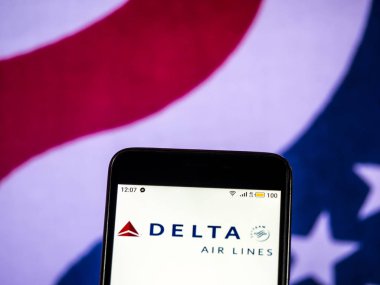 Kiev, Ukrayna - 14 Aralık 2018: Delta Air Lines logo akıllı telefon görüntülenen gördüm.