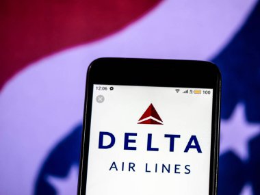 Kiev, Ukrayna - 14 Aralık 2018: Delta Air Lines logo akıllı telefon görüntülenen gördüm.