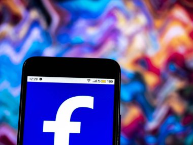 Kiev, Ukrayna - 14 Aralık 2018: Facebook, Inc görülen sosyal ağ şirket logosu görüntülenen akıllı telefon.