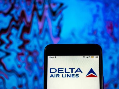 Kiev, Ukrayna - 14 Aralık 2018: Delta Air Lines logo akıllı telefon görüntülenen gördüm.