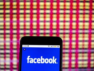 Kiev, Ukrayna - 14 Aralık 2018: Facebook, Inc görülen sosyal ağ şirket logosu görüntülenen akıllı telefon.