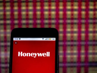 Kiev, Ukrayna - 14 Aralık 2018: Honeywell çokuluslu konglomera şirket logosu akıllı telefon görüntülenen gördüm.