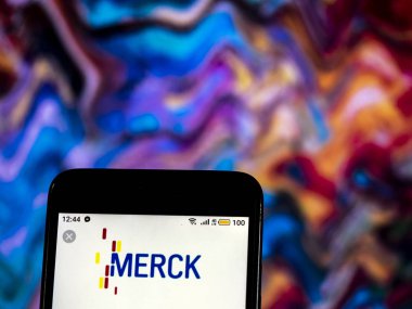 Kiev, Ukrayna - 14 Aralık 2018: Merck & a.ş. ilaç şirket logosu akıllı telefon görüntülenen gördüm.