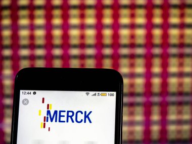 Kiev, Ukrayna - 14 Aralık 2018: Merck & a.ş. ilaç şirket logosu akıllı telefon görüntülenen gördüm.