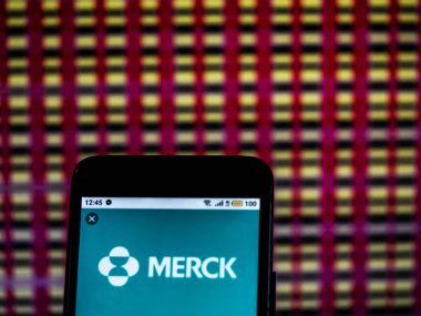 Kiev, Ukrayna - 14 Aralık 2018: Merck & a.ş. ilaç şirket logosu akıllı telefon görüntülenen gördüm.