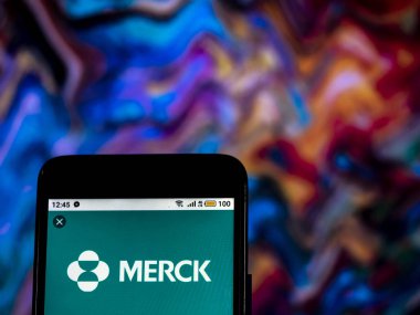 Kiev, Ukrayna - 14 Aralık 2018: Merck & a.ş. ilaç şirket logosu akıllı telefon görüntülenen gördüm.